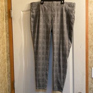 Black and white patterned Amazon Essentials leggings